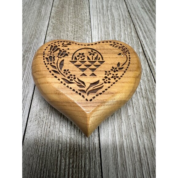 Vtg Sankyo Lasercraft Wood Heart Shaped Music Box Plays It's A Small World Works - Picture 2 of 5